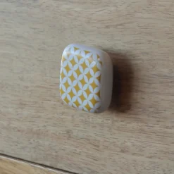 Bouton de meuble carré Beloen jaune l.4.1cm x h.4.1cm x p.1.9cm* Bouton De Meuble