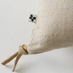 Meubletmoi Coussin 40 x 60 cm en lin lavé sable avec 4 nouettes en jute - LUISA