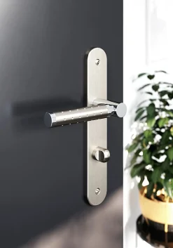 GoodHome Ensemble poignée sur plaque rond à condamnation Brigg effet chrome et nickel satin gris L.132mm x l.40mm entraxe 195mm* Poignée Sur Plaque|Poignée De Porte Intérieure