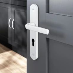 GoodHome Ensemble poignée sur plaque Incurvé cylindre Primel mat blanc L.126mm x l.40mm entraxe 195mm* Poignée Sur Plaque|Poignée De Porte Intérieure