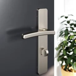 GoodHome Ensemble poignée sur plaque rectangulaire à condamnation Irvil effet nickel satin gris L.126.5mm x l.42mm entraxe 165-195mm* Poignée Sur Plaque|Poignée De Porte Intérieure