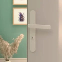 GoodHome Ensemble poignée sur plaque Incurvé Primel mat blanc L.126mm x l.33mm entraxe 195mm* Poignée De Porte D'Entrée|Poignée De Porte Extérieure