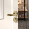 Discount GoodHome Ensemble poignée sur rosace rond à pousser Tudy Laiton Jaune Ø52mm