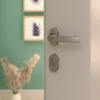 Discount GoodHome Ensemble poignée sur rosace Incurvé à visser Primel effet nickel satin gris chromé