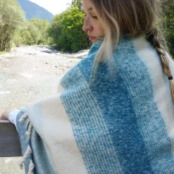 Linnea Plaid aspect mohair 100% polyester recyclé 70x180 cm HYGGE Rayé bleu* Plaid