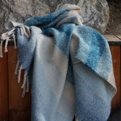 Linnea Plaid aspect mohair 100% polyester recyclé 70x180 cm HYGGE Rayé bleu* Plaid