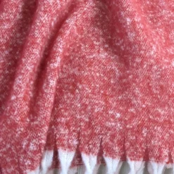 Linnea Plaid aspect mohair 100% polyester recyclé 130x180 cm HYGGE Rouge vermillon