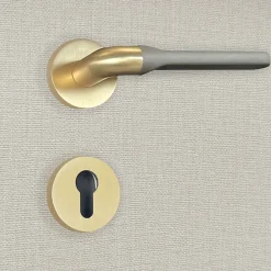 Katchmee Poignée de porte design à cylindre finition aspect or et gris mat Fabiana -