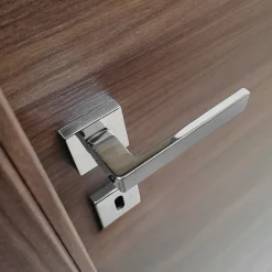 Discount Hardwarexchange Poignée de porte intérieure sur rosaceZamac chrome brillant Avec ressort de rappel