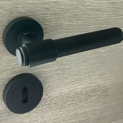 Online Secury-T Poignées de porte sur rosace ronde noir mat industriel - Modèle Ema Trou de clé L