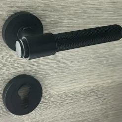 Secury-T Poignées de porte sur rosace ronde noir mat industriel - Modèle Ema Trou de cylindre i* Poignée Sur Rosace
