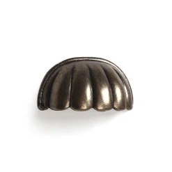 Niubo Poignée-shell en zamak avec finition en cuir, dimensions: 52x31x21mm, inserts: 32mm-* Poignée De Meuble